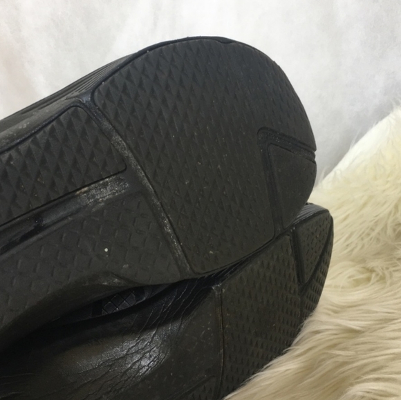 PUMA black sneaker pull on laceless sneaker patent leather & soft inner sleeve - Picture 12 of 12